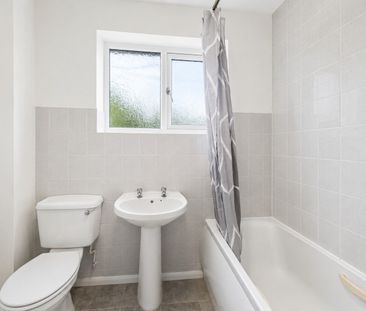 3 bedroom Flat in Yorktown Road, Sandhurst - Photo 5