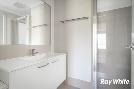 READY TO MOVE IN | Park Facing Three Bedroom Home - Walking Distance to Schofields Train Station! - Photo 4