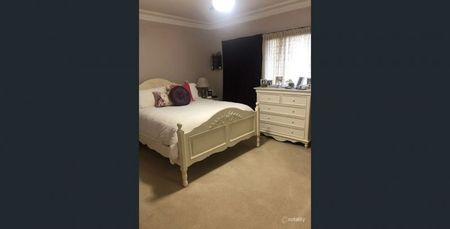 Discover your ideal home in the sought-after suburb of Aspley! Situated on a generous 736 square meter block, with ample space both inside and out! - Photo 4