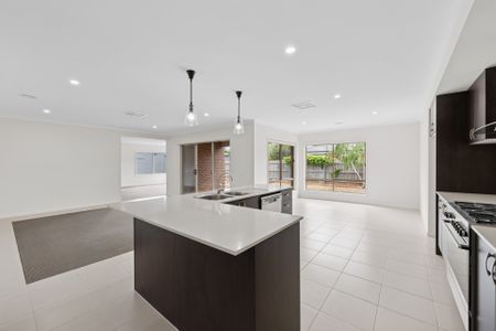 Family Home In A Quiet Court Location With 3.6m Gated Side Access - Photo 2