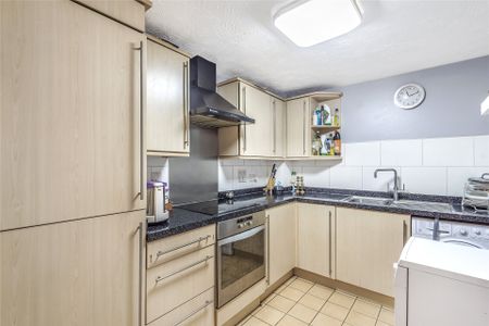 2 bedroom Flat in Kings Oak Court, Reading - Photo 4