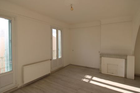 HYERES - HYPER-CENTRE - T3 traversant de 69.28 m² - Photo 3