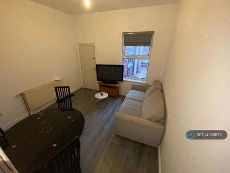 1 bedroom in a house share to rent - Photo 2