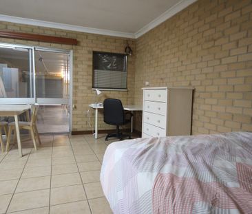 6-bedroom shared house / townhouse, Clairville Road - Photo 3