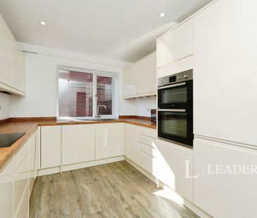 3 bedroom flat to rent - Photo 5
