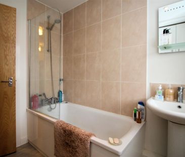 Rosemount Avenue, West Byfleet, Surrey, KT14 6LB - Photo 4