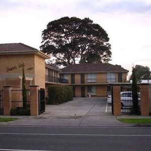 ONE BEDROOM APARTMENT IN QUIET BLOCK - Photo 2