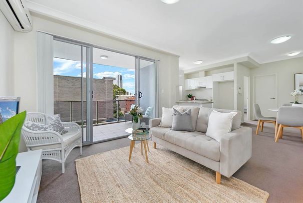 2 Bedroom Apartment Spacious & Sunny&excl; - Photo 1