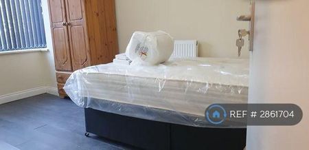 1 bedroom in a house share to rent - Photo 2