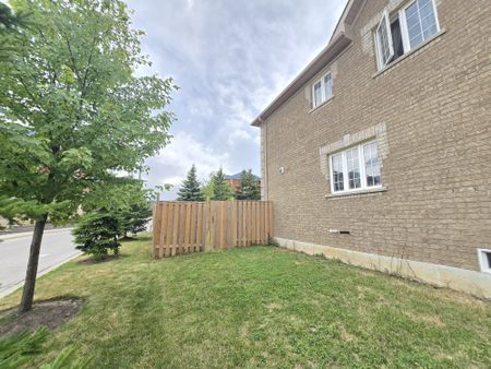 For Lease - 5054 Intrepid Drive, Mississauga, Ontario - Photo 2