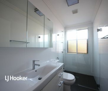 Light filled & Spacious Two Bedroom Apartment ! - Photo 5