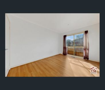 CENTRAL LOCATION - TWO LIVING AREAS! - Photo 4