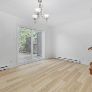 Disponible 1er juillet 2026 Maison entièrement rénovée en 2026 : 3 chambres avec balcon et accès à la cour arrière Sainte-Adèle - Photo 2