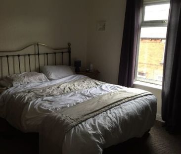 3 bed Terraced - To Let - Photo 2