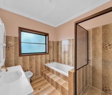 SPACIOUS 4-BEDROOM TOP FLOOR UNIT WITH LAKE VIEWS - Photo 6