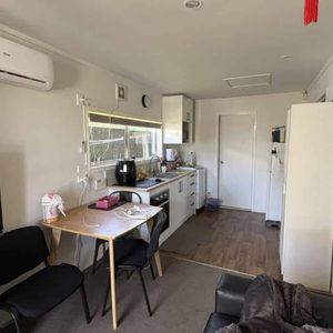 Convenient in Claudelands - Photo 2