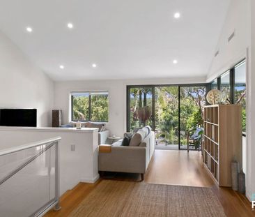 Three-bedroom, two-and-a-half bathroom semi-detached home, located ... - Photo 2