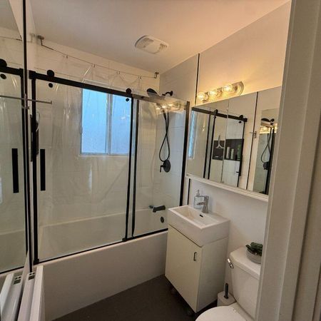 1er JUILLET, Vrai Vieux-Longueuil, MAGNIFIQUE 3½ RÉNOVÉ 2e étage, inclus 4 électros - Photo 4