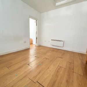 Studio Flat To Let - HP12 - Photo 2