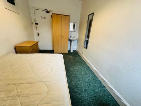 1 bedroom in a house share to rent - Photo 2