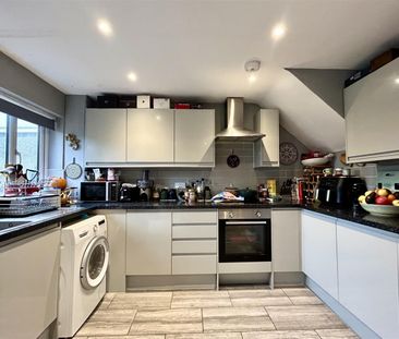 3 Bedroom House - Mid Terrace To Let - Photo 2