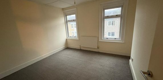 2 bedroom end of terrace house to rent - Photo 2