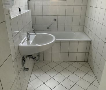 Sofort einziehen im Februar! Renovierte 4-Zimmer-Wohnung mit Lamina... - Photo 4
