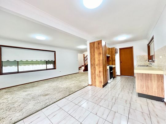 2 Bedroom townhouse located in the heart of Toukley! - Photo 1