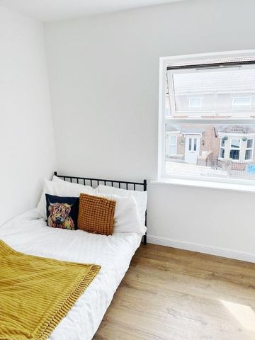 1 bedroom in a flat share to rent - Photo 2