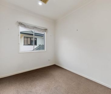 Modern Comfort and Space in a Quiet, Leafy Street - Photo 1