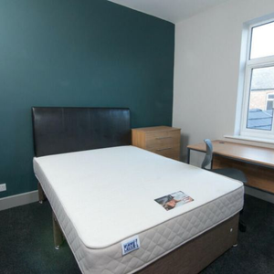 1 bedroom in a house share to rent - Photo 2