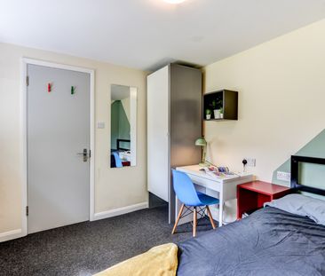 6 Bed Semi-Detached House, Auckland Drive, BN2 - Photo 5