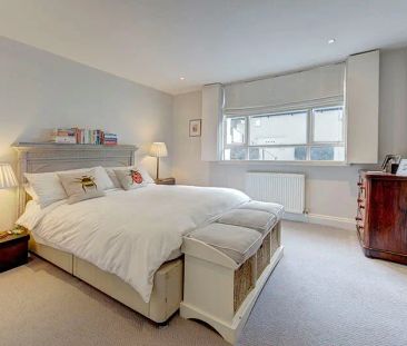 3 bedroom flat in London - Photo 4