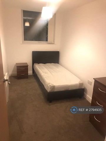 3 bedroom flat to rent - Photo 2