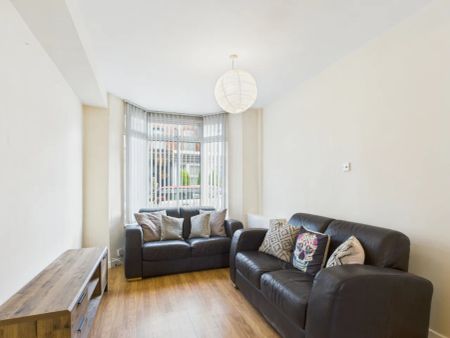 16 Colvil Street - Photo 2