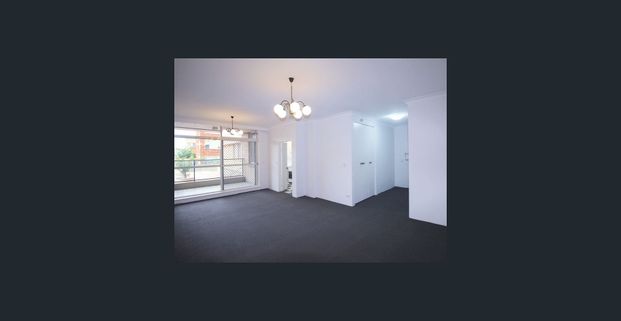 SPACIOUS TWO BEDROOM APARTMENT - DIRECTLY OPPOSITE THE BEACH! - Photo 1