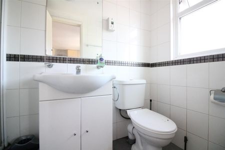 Kingsbridge Crescent, Southall - Photo 2