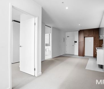 2404L/639 Lonsdale Street, Melbourne - Photo 2