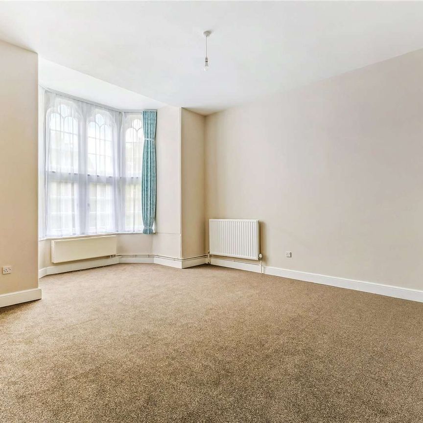 Elegant First-Floor Apartment in Historic Castle Setting. - Photo 1