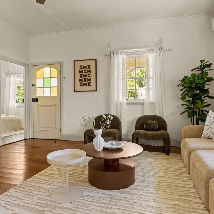 Beautifully Renovated Character Cottage with Separate Office - Photo 1