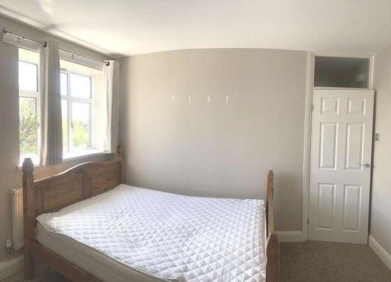 Holsgrove Court, W3 - Photo 1