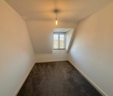 Two Bedroom Top Floor Apartment - Photo 2