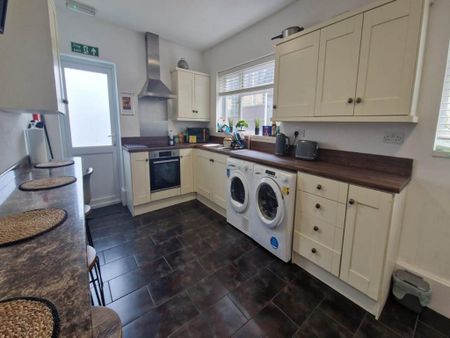 1 bedroom in a house share to rent - Photo 3