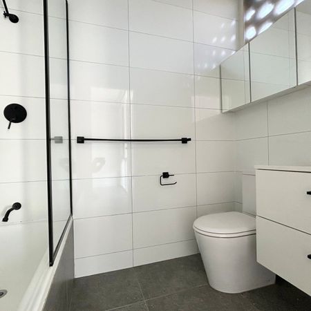 Sunny top floor apartment - Photo 4