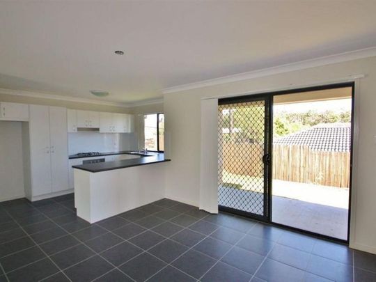 Spacious Family Home with Air Con and Huge Yard! - Photo 1