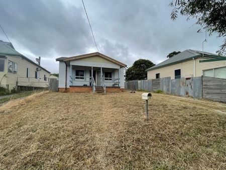 2 Bedroom Home With Lock Up Garage - Lawns Included in Rent - Photo 5