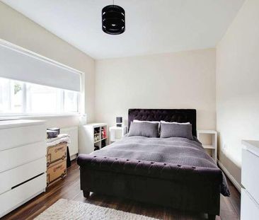 Bathurst Walk, Richings, SL0 - Photo 2