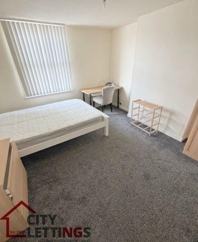 7 Bedroom Mid Terraced House - Photo 4