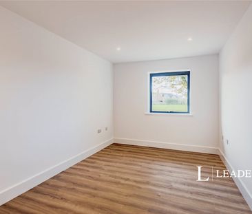 4 bedroom bungalow to rent Charlwood Road, Horley, Surrey, RH6 - Photo 2