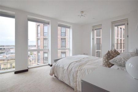 Well presented 2 bedroom 5th floor apartment situated within this prestigious development offering immediate access to the railway station and close proximity to the City centre. Video phone entry system. Furnished. - Photo 5